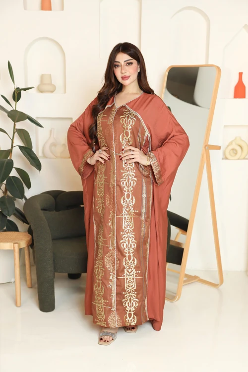 جلابية نسائية لون نحاسي مزينة بتطريزات ذهبية من الأمام ياقة قصة سبعة و بأكمام طويلة