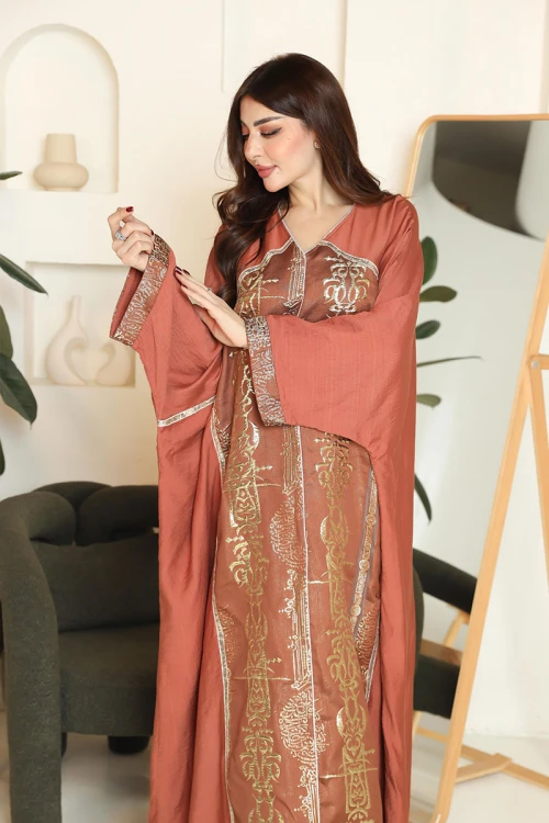 جلابية نسائية لون نحاسي مزينة بتطريزات ذهبية من الأمام ياقة قصة سبعة و بأكمام طويلة