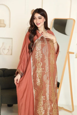 جلابية نسائية لون نحاسي مزينة بتطريزات ذهبية من الأمام ياقة قصة سبعة و بأكمام طويلة 