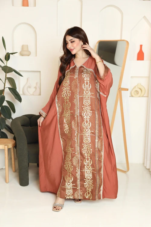 جلابية نسائية لون نحاسي مزينة بتطريزات ذهبية من الأمام ياقة قصة سبعة و بأكمام طويلة
