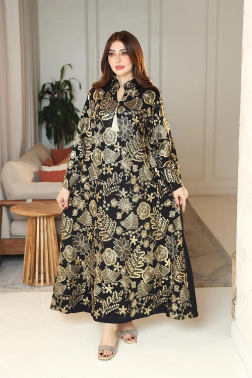 جلابية نسائية لون أسود ياقة عالية بقصة سبعة مزينة بتطريزات ذهبية و بأكمام طويلة