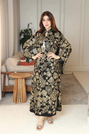 جلابية نسائية لون أسود ياقة عالية بقصة سبعة مزينة بتطريزات ذهبية و بأكمام طويلة 