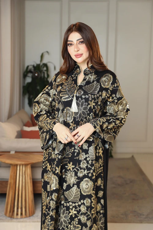 جلابية نسائية لون أسود ياقة عالية بقصة سبعة مزينة بتطريزات ذهبية و بأكمام طويلة