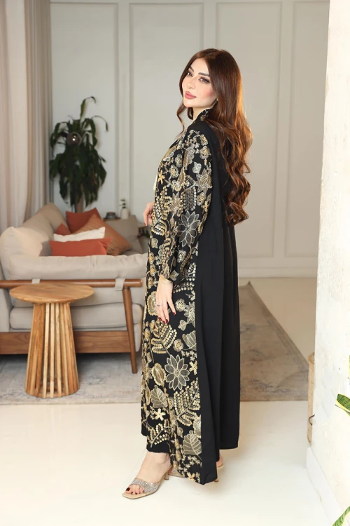 جلابية نسائية لون أسود ياقة عالية بقصة سبعة مزينة بتطريزات ذهبية و بأكمام طويلة