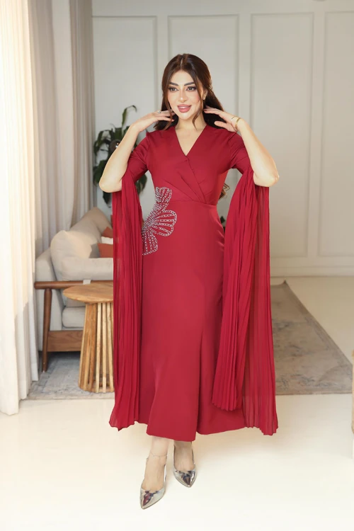 فستان نسائي لون أحمر ياقة قصة سبعة و بأكمام طويلة مزين بتطريز فضي من الجنب