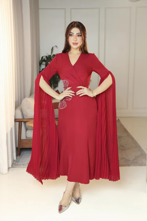 فستان نسائي لون أحمر ياقة قصة سبعة و بأكمام طويلة مزين بتطريز فضي من الجنب