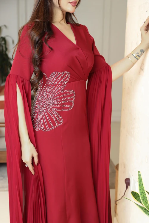 فستان نسائي لون أحمر ياقة قصة سبعة و بأكمام طويلة مزين بتطريز فضي من الجنب