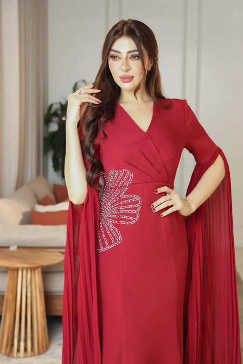 فستان نسائي لون أحمر ياقة قصة سبعة و بأكمام طويلة مزين بتطريز فضي من الجنب