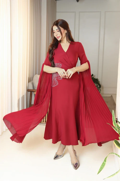 فستان نسائي لون أحمر ياقة قصة سبعة و بأكمام طويلة مزين بتطريز فضي من الجنب