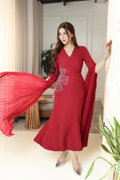 فستان نسائي لون أحمر ياقة قصة سبعة و بأكمام طويلة مزين بتطريز فضي من الجنب