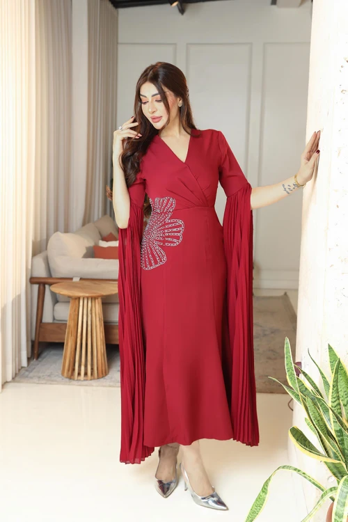 فستان نسائي لون أحمر ياقة قصة سبعة و بأكمام طويلة مزين بتطريز فضي من الجنب