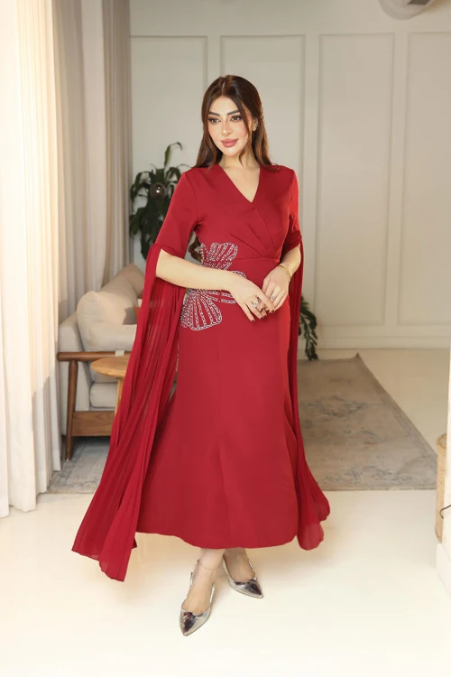 فستان نسائي لون أحمر ياقة قصة سبعة و بأكمام طويلة مزين بتطريز فضي من الجنب