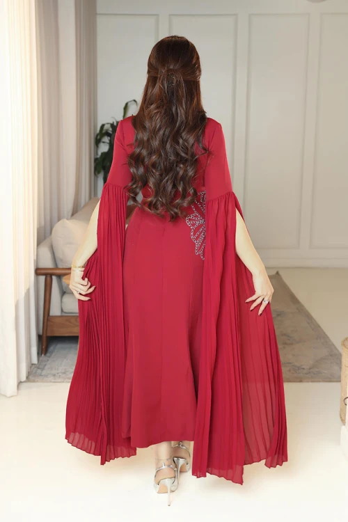 فستان نسائي لون أحمر ياقة قصة سبعة و بأكمام طويلة مزين بتطريز فضي من الجنب
