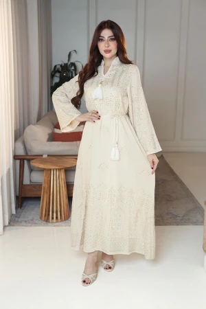 جلابية نسائية لون بيج ياقة عالية بقصة سبعة مزينة بالترتر و تطريزات ذهبية و بأكمام طويلة مع رباط في الخصر 