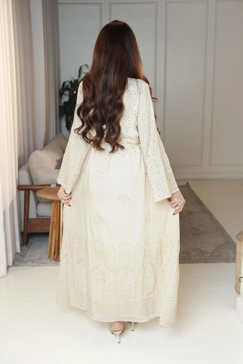 جلابية نسائية لون بيج ياقة عالية بقصة سبعة مزينة بالترتر و تطريزات ذهبية و بأكمام طويلة مع رباط في الخصر