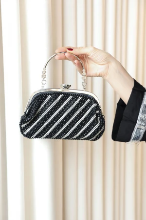 شنطة نسائية لون أسود و فضي مزينة بخرز أسود لامع و كريستال