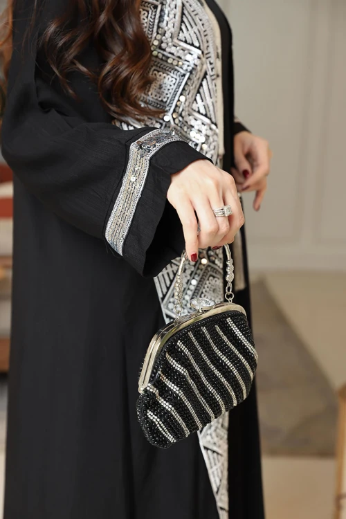 شنطة نسائية لون أسود و فضي مزينة بخرز أسود لامع و كريستال