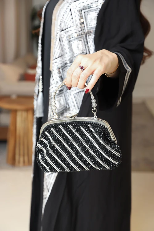 شنطة نسائية لون أسود و فضي مزينة بخرز أسود لامع و كريستال