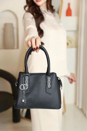 شنطة نسائية لون أسود مزينة باكسسوارات فضية 