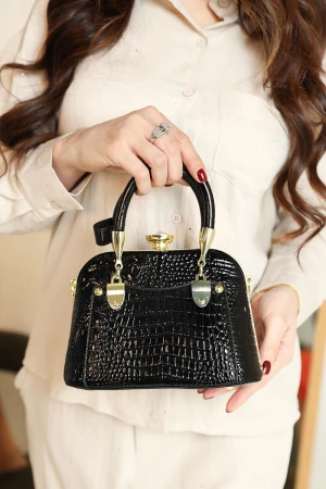 شنطة نسائية لون أسود بنقوش جلد التمساح مزينة باللون الذهبي 