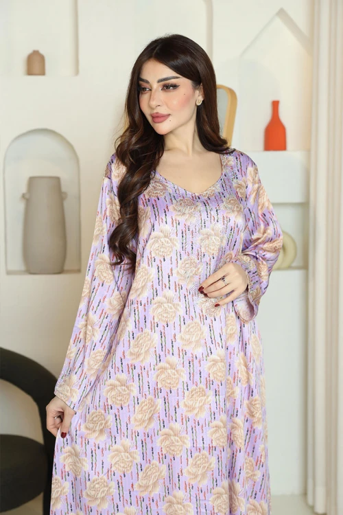 مخور نسائي اماراتي باللون الليفندر مزين بنقوش زهرية ذهبية مع طرحة