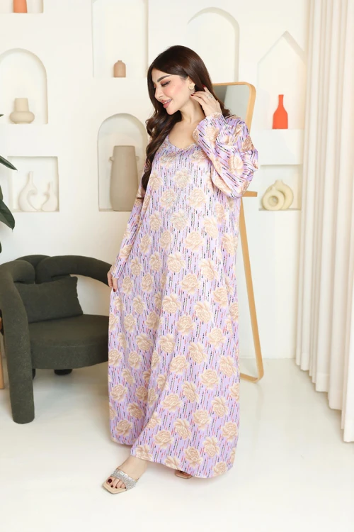 مخور نسائي اماراتي باللون الليفندر مزين بنقوش زهرية ذهبية مع طرحة