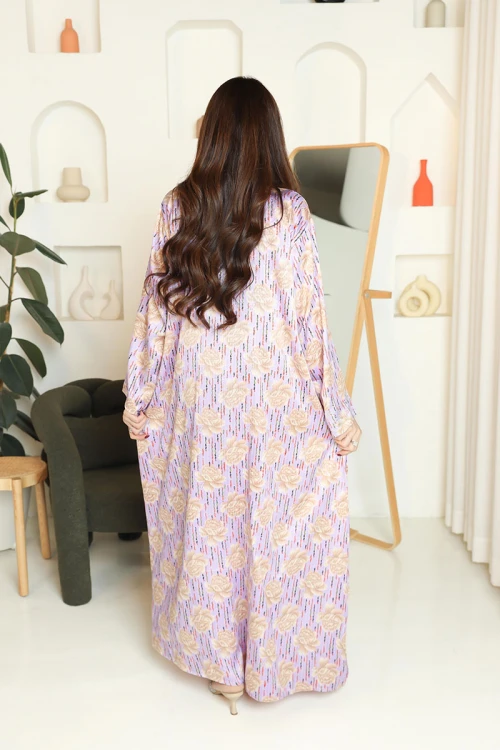 مخور نسائي اماراتي باللون الليفندر مزين بنقوش زهرية ذهبية مع طرحة