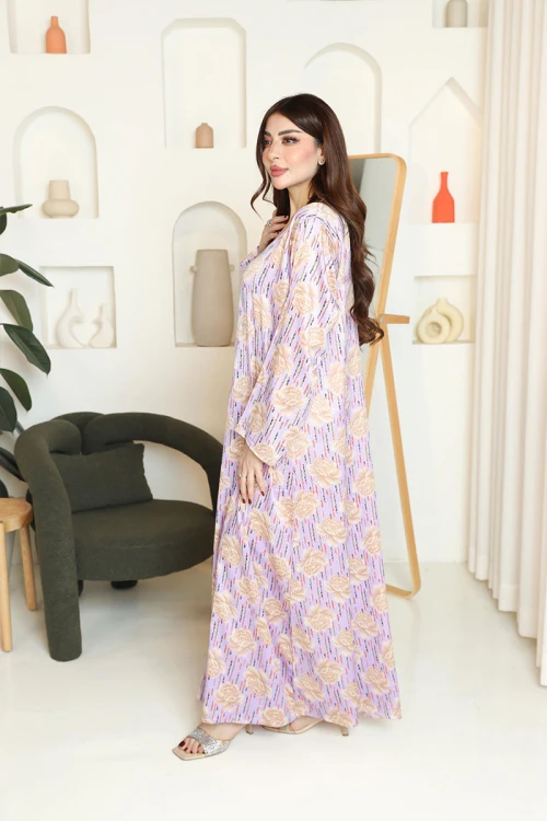 مخور نسائي اماراتي باللون الليفندر مزين بنقوش زهرية ذهبية مع طرحة