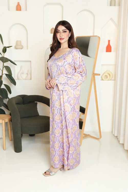 مخور نسائي اماراتي باللون الليفندر مزين بنقوش زهرية ذهبية مع طرحة