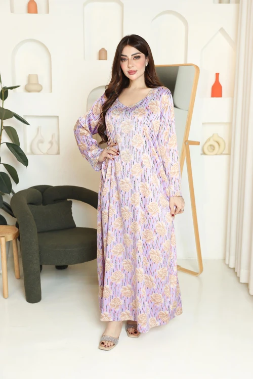 مخور نسائي اماراتي باللون الليفندر مزين بنقوش زهرية ذهبية مع طرحة