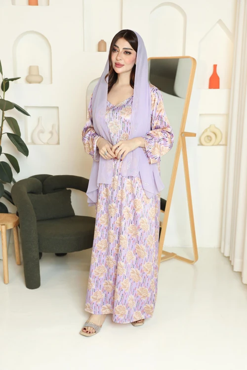 مخور نسائي اماراتي باللون الليفندر مزين بنقوش زهرية ذهبية مع طرحة