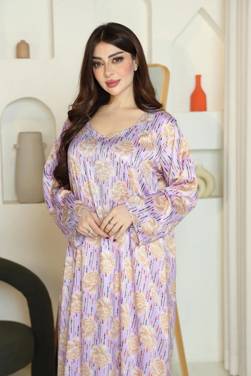 مخور نسائي اماراتي باللون الليفندر مزين بنقوش زهرية ذهبية مع طرحة