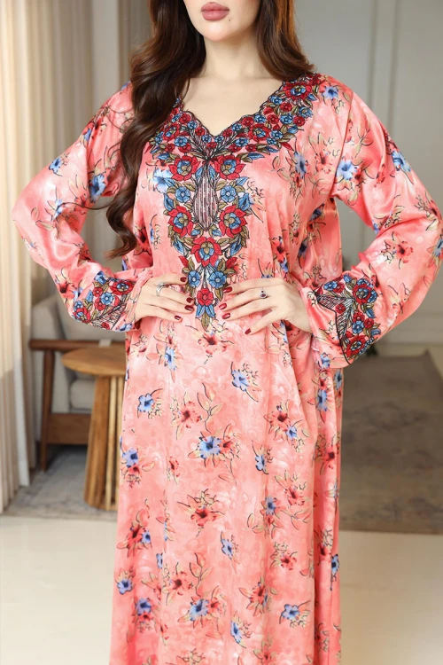 مخور نسائي اماراتي باللون الخربزي مشجر ياقة قصة سبعة و بأكمام طويلة مع طرحة