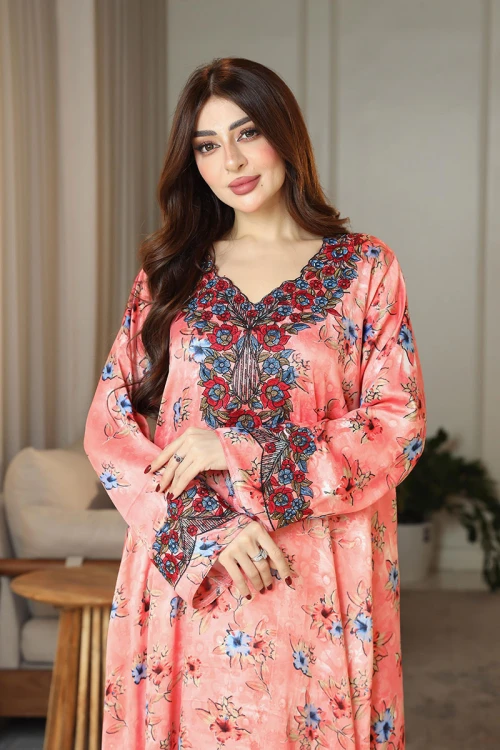 مخور نسائي اماراتي باللون الخربزي مشجر ياقة قصة سبعة و بأكمام طويلة مع طرحة