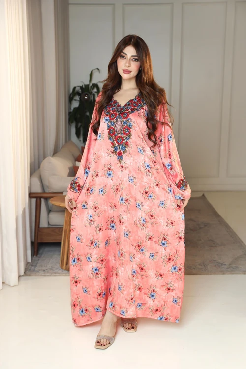 مخور نسائي اماراتي باللون الخربزي مشجر ياقة قصة سبعة و بأكمام طويلة مع طرحة