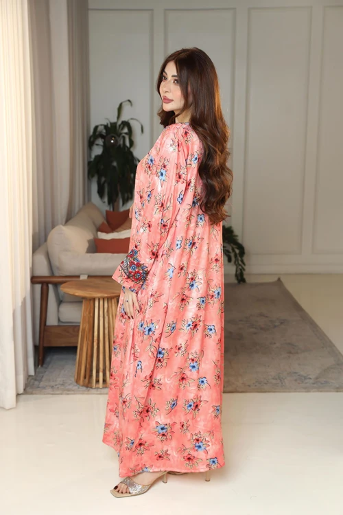 مخور نسائي اماراتي باللون الخربزي مشجر ياقة قصة سبعة و بأكمام طويلة مع طرحة