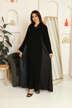 عباية نسائية لون أسود ياقة قصة سبعة مزينة برسومات هندسية على الجانبين و الياقة مع طرحة