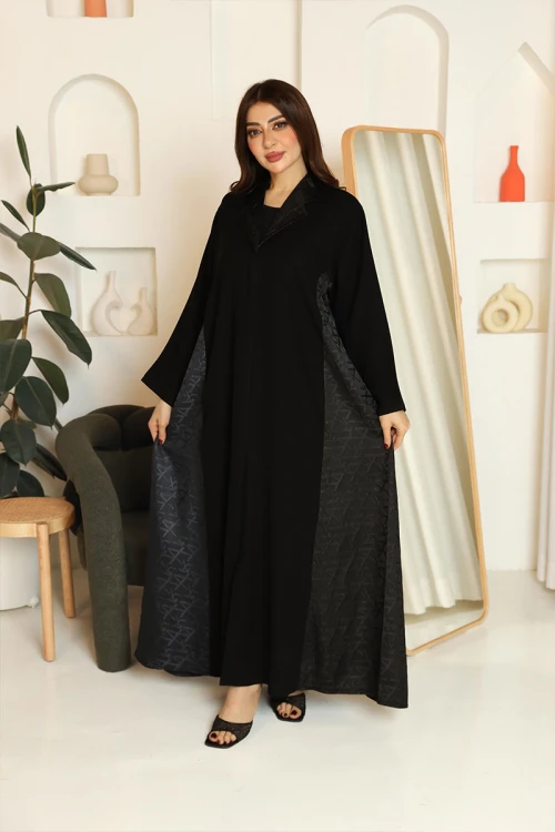 عباية نسائية لون أسود ياقة قصة سبعة مزينة برسومات هندسية على الجانبين و الياقة مع طرحة