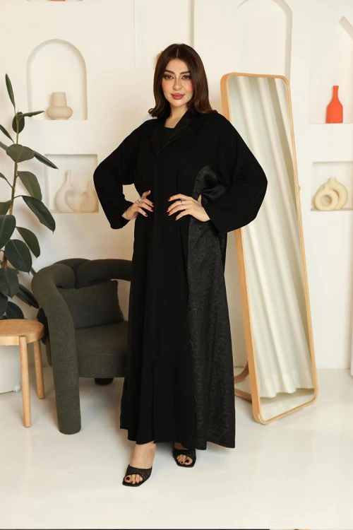 عباية نسائية لون أسود ياقة قصة سبعة مزينة برسومات هندسية على الجانبين و الياقة مع طرحة