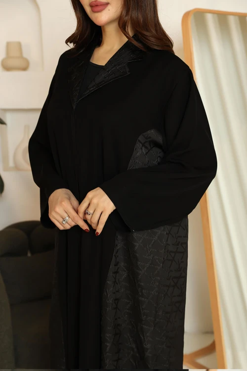 عباية نسائية لون أسود ياقة قصة سبعة مزينة برسومات هندسية على الجانبين و الياقة مع طرحة
