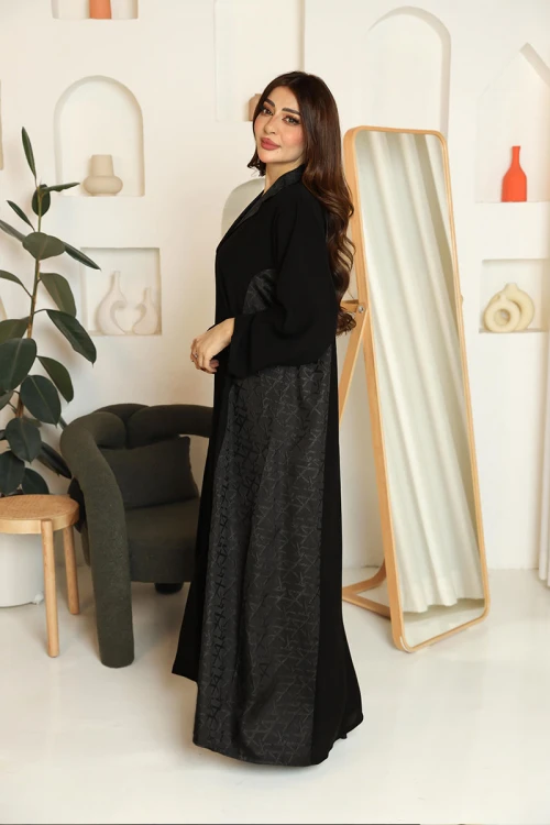 عباية نسائية لون أسود ياقة قصة سبعة مزينة برسومات هندسية على الجانبين و الياقة مع طرحة