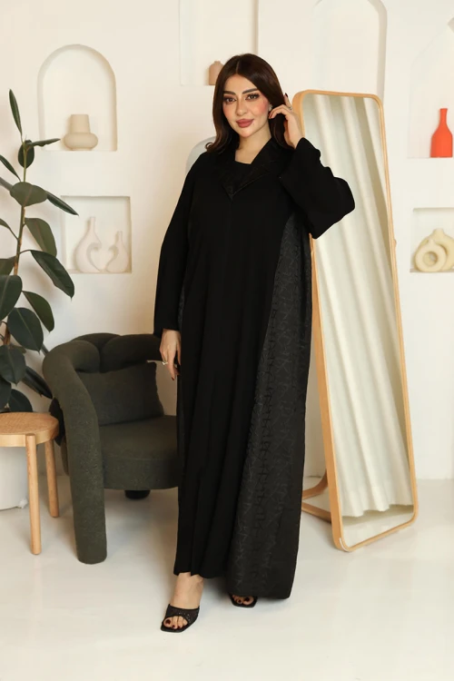 عباية نسائية لون أسود ياقة قصة سبعة مزينة برسومات هندسية على الجانبين و الياقة مع طرحة