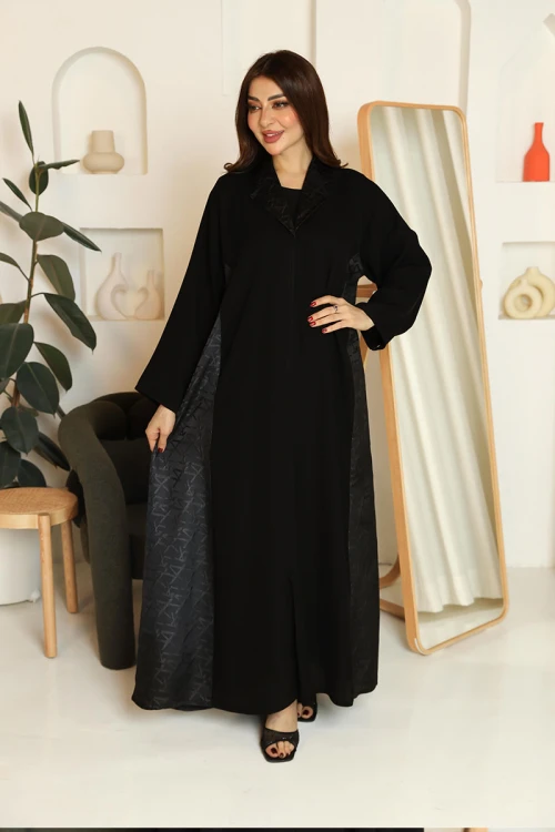 عباية نسائية لون أسود ياقة قصة سبعة مزينة برسومات هندسية على الجانبين و الياقة مع طرحة