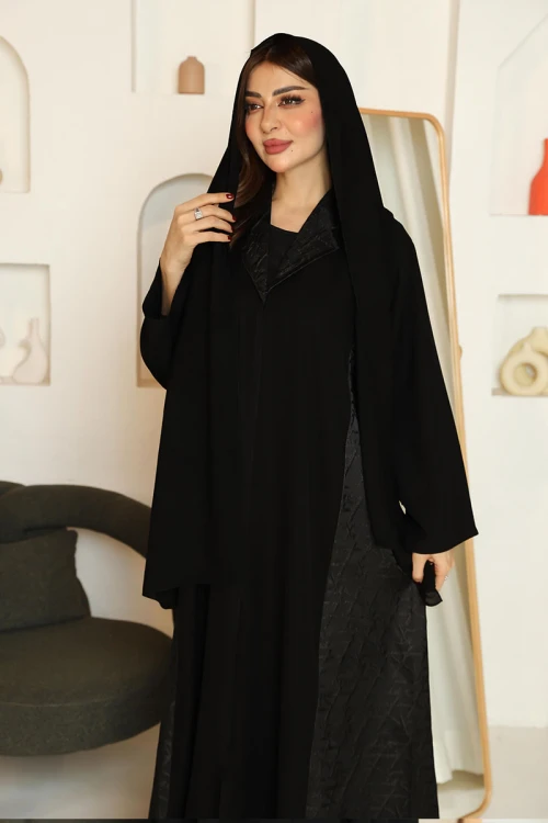 عباية نسائية لون أسود ياقة قصة سبعة مزينة برسومات هندسية على الجانبين و الياقة مع طرحة