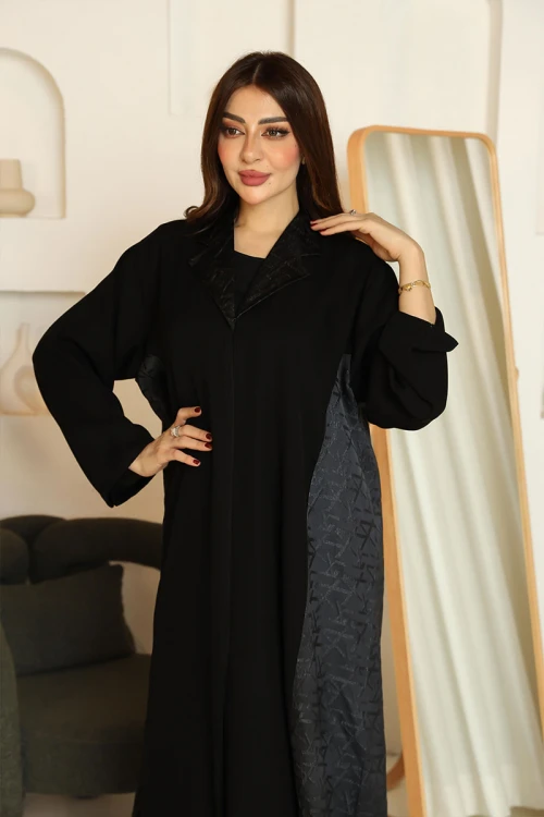 عباية نسائية لون أسود ياقة قصة سبعة مزينة برسومات هندسية على الجانبين و الياقة مع طرحة