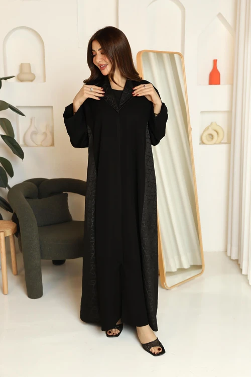 عباية نسائية لون أسود ياقة قصة سبعة مزينة برسومات هندسية على الجانبين و الياقة مع طرحة