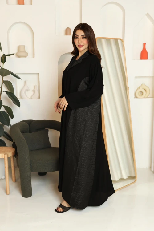 عباية نسائية لون أسود ياقة قصة سبعة مزينة برسومات هندسية على الجانبين و الياقة مع طرحة