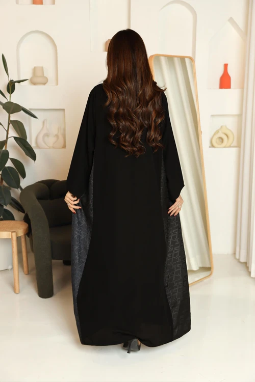عباية نسائية لون أسود ياقة قصة سبعة مزينة برسومات هندسية على الجانبين و الياقة مع طرحة