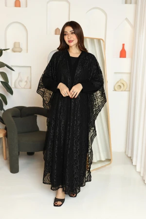 عباية نسائية لون أسود ياقة بقصة سبعة و طقطق من الأمام مزينة بقماش دانتيل 