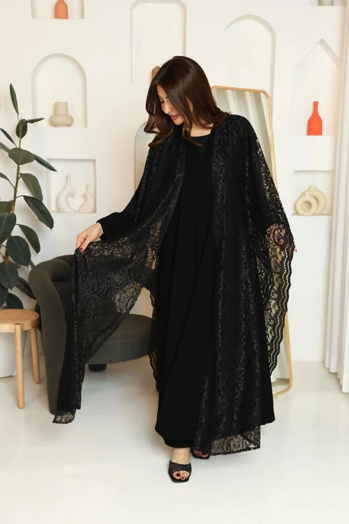 عباية نسائية لون أسود ياقة بقصة سبعة و طقطق من الأمام مزينة بقماش دانتيل
